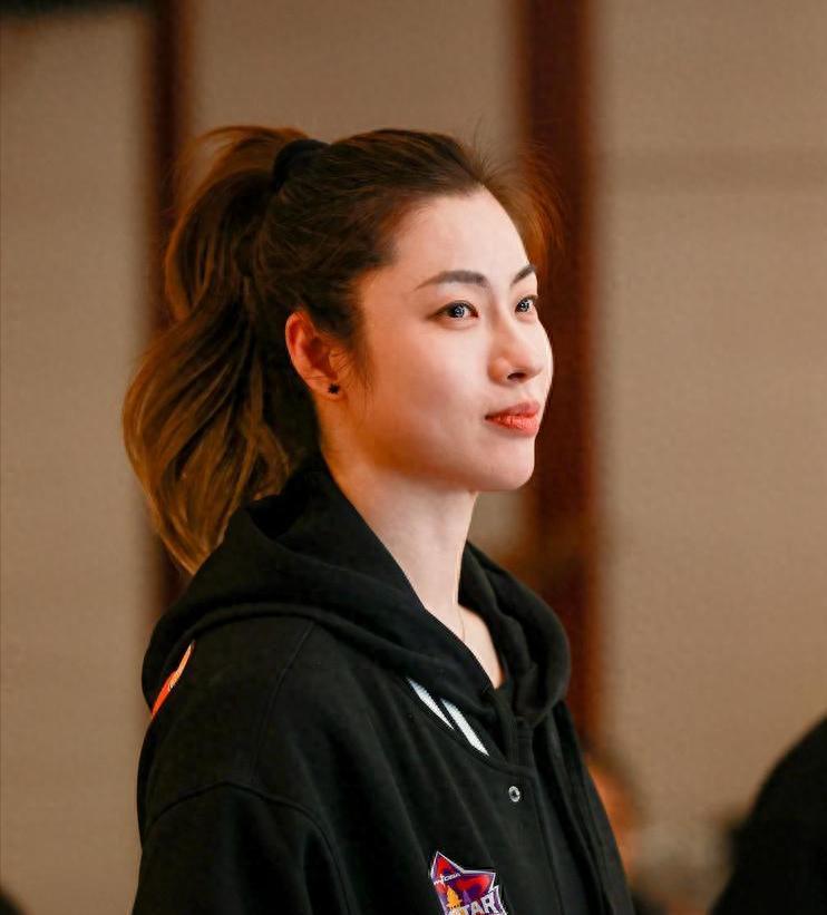 开云直播平台-原来她就是江苏女篮教练，年轻美貌实力并存，击败卫冕冠军广东队